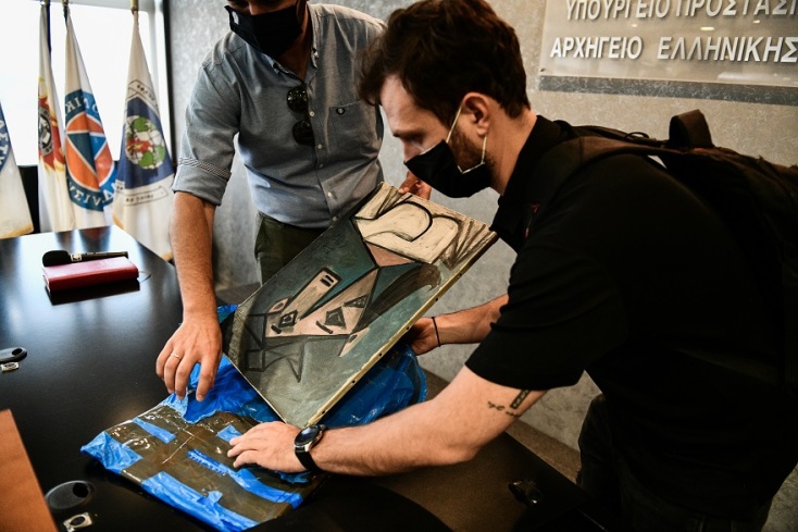 Πίνακες των Πικάσο και Μοντριάν στη συνέντευξη Τύπου για την ανεύρεση των έργων 