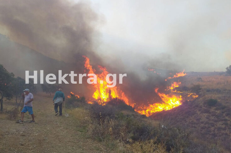 Αρχαία Κόρινθος: Εθελοντές προσπαθούν να σβήσουν τη φωτιά