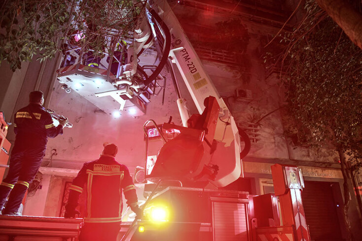 Πυρκαγιά στο Κολωνάκι - Με ειδικό όχημα μπήκαν στο διαμέρισμα οι πυροσβέστες