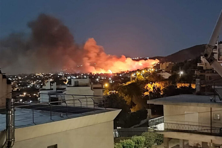Κοντά σε σπίτια οι φλόγες από τη φωτιά στη Νέα Μάκρη