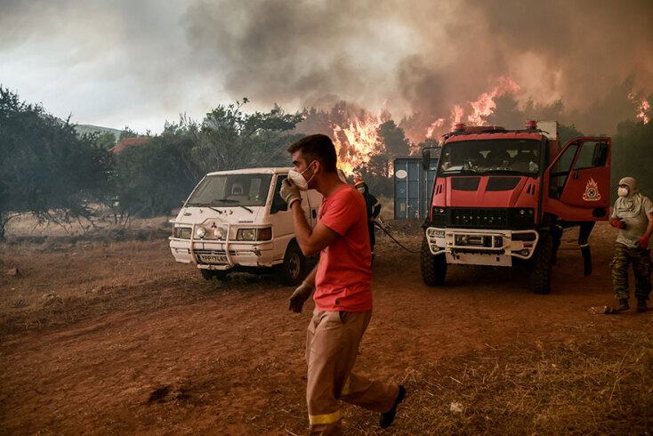 Φωτιά στα Βίλια - Σε πύρινο κλοιό ο ομώνυμος οικισμός