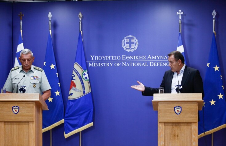 Ο υπουργός Εθνικής Άμυνας, Νίκος Παναγιωτόπουλος (Δ) μιλάει δίπλα στον αρχηγό του Γενικού Επιτελείου Εθνικής Άμυνας, Στρατηγό Κωνσταντίνο Φλώρο (Α)  © ΑΠΕ / ΓΙΑΝΝΗΣ ΚΟΛΕΣΙΔΗΣ