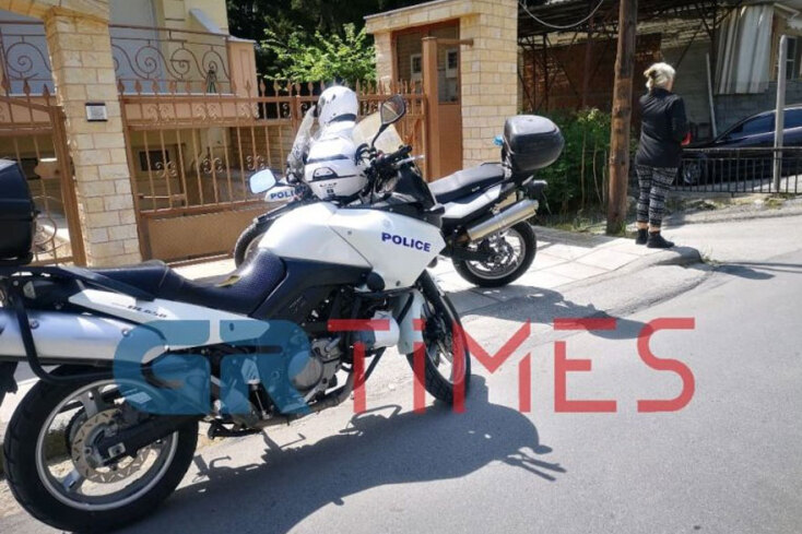 Αστυνομικοί απέκλεισαν το σπίτι όπου πατέρας πυροβόλησε και σκότωσε τον γιο του στη Θεσσαλονίκη