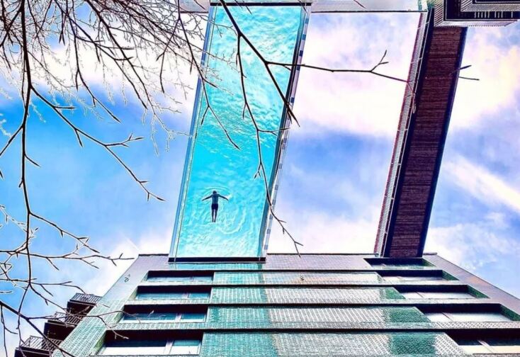 Η διάφανη πισίνα