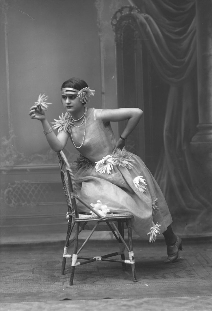 Μαθήτρια του Γυμνασίου Θηλέων ντυμένη μασκέ, Ιούνιος 1928  (αρχείο Ζημέρη, ΔΗ.Κ.Ι)