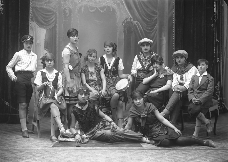 Παιδικός θίασος περί το 1930 (αρχείο Ζημέρη, ΔΗ.Κ.Ι)