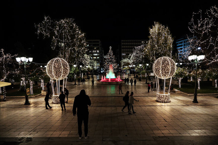 Τα στολίδια - αερόστατα και το χριστουγεννιάτικο δέντρο στην πλατεία Συντάγματος