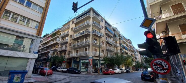 Πλατεία Βικτωρίας: Ένας περίπατος με τον Νίκο Βατόπουλο στη συνοικία της πρωτεύουσας.