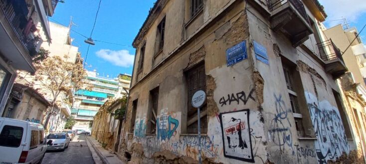 Πλατεία Βικτωρίας: Ένας περίπατος με τον Νίκο Βατόπουλο στη συνοικία της πρωτεύουσας.