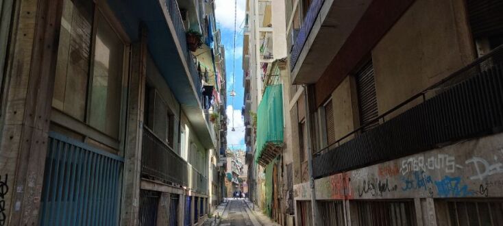 Πλατεία Βικτωρίας: Ένας περίπατος με τον Νίκο Βατόπουλο στη συνοικία της πρωτεύουσας.