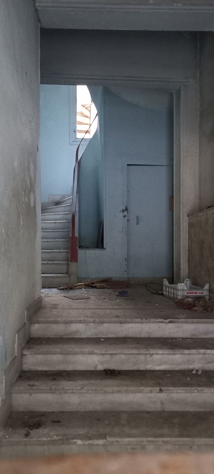 Πλατεία Βικτωρίας: Ένας περίπατος με τον Νίκο Βατόπουλο στη συνοικία της πρωτεύουσας.