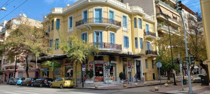 Πλατεία Βικτωρίας: Ένας περίπατος με τον Νίκο Βατόπουλο στη συνοικία της πρωτεύουσας.