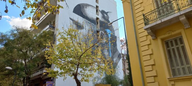 Πλατεία Βικτωρίας: Ένας περίπατος με τον Νίκο Βατόπουλο στη συνοικία της πρωτεύουσας.