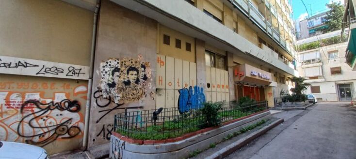 Πλατεία Βικτωρίας: Ένας περίπατος με τον Νίκο Βατόπουλο στη συνοικία της πρωτεύουσας.