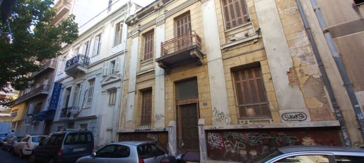 Πλατεία Βικτωρίας: Ένας περίπατος με τον Νίκο Βατόπουλο στη συνοικία της πρωτεύουσας.