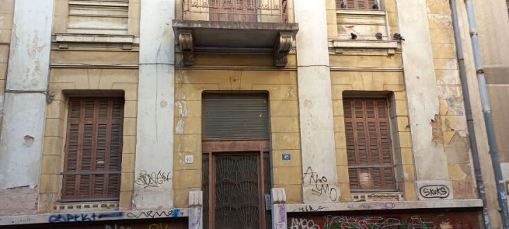 Πλατεία Βικτωρίας: Ένας περίπατος με τον Νίκο Βατόπουλο στη συνοικία της πρωτεύουσας.