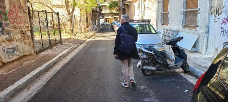 Πλατεία Βικτωρίας: Ένας περίπατος με τον Νίκο Βατόπουλο στη συνοικία της πρωτεύουσας.