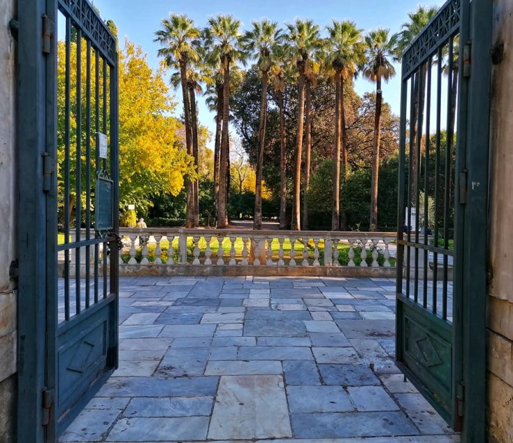 Η Έλενα Ντάκουλα παρουσιάζει την ιστορία και την εξέλιξη της πλατείας Συντάγματος, της δεύτερης μεγαλύτερης πλατείας της Ελλάδας. 