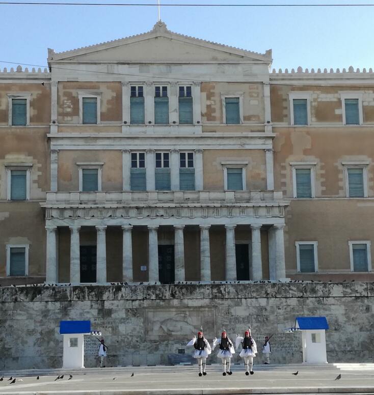 Εύζωνες στην πλατεία Συντάγματος, στο Μνημείο του Αγνώστου Στρατιώτη