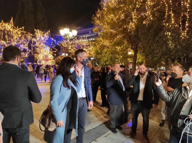 Ο δήμαρχος Αθηναίων Κώστας Μπακογιάννης βρέθηκε στην εκδήλωση και έβγαλε φωτογραφιες με τον κόσμο.