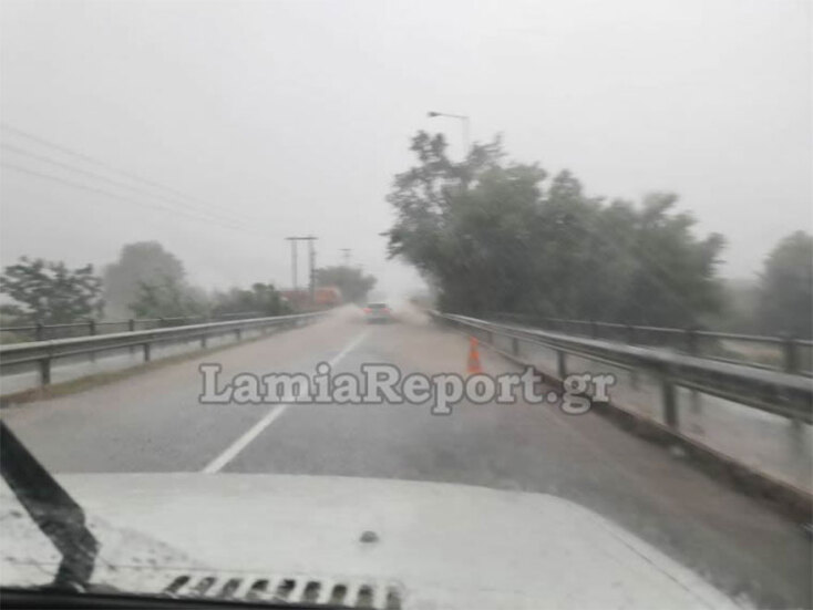 Κακοκαιρία «Ιανός»: Άνοιξαν οι ουρανοί σε χωριά κοντά στη Λαμία - Πλημμύρισαν δρόμοι, σπίτια και επιχειρήσεις στα Λουτρά Υπάτης