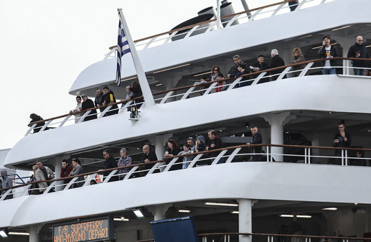 Έξοδος των εκδρομέων του Πάσχα στο λιμάνι του Πειραιά  