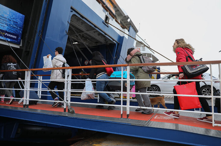 Έξοδος των εκδρομέων του Πάσχα στο λιμάνι του Πειραιά 