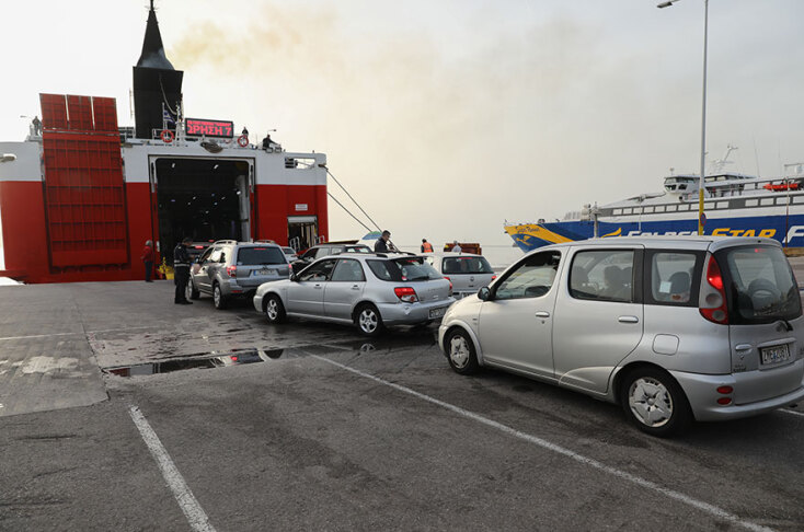 Έξοδος των εκδρομέων του Πάσχα στο λιμάνι του Πειραιά  