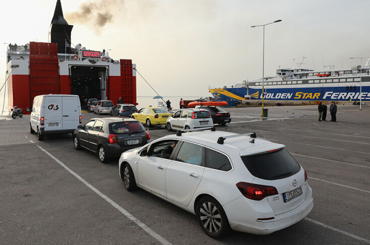 Έξοδος των εκδρομέων του Πάσχα στο λιμάνι του Πειραιά 
