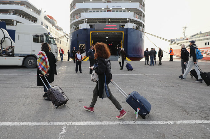 Έξοδος των εκδρομέων του Πάσχα στο λιμάνι του Πειραιά  