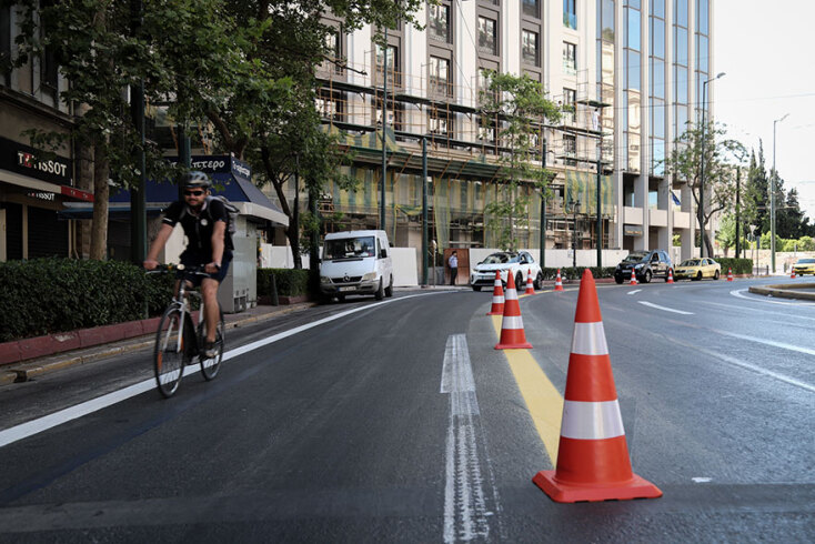 Την ευκαιρία να κάνουν ποδήλατο με άνεση και ασφάλεια στην Πανεπιστημίου είχαν οι πολίτες την Κυριακή 14 Ιουνίου 2020 - Έγιναν οι πρώτες παρεμβάσεις για τον «Μεγάλο Περίπατο της Αθήνας»