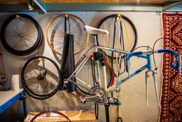 Στο εργαστήριο ποδηλάτων του Vicious Cycles Athens στην καρδιά της Αθήνας 