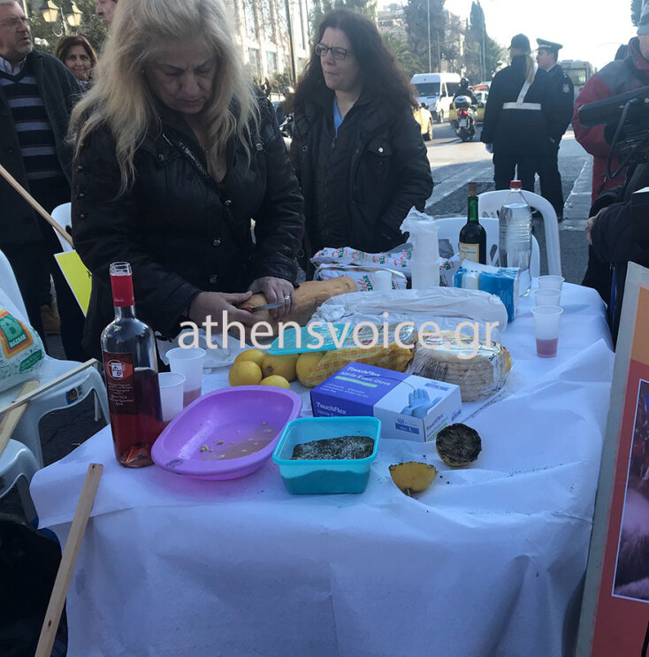 Διαμαρτυρία της ΠΟΕΔΗΝ με σουβλάκια και αποκριάτικες μάσκες