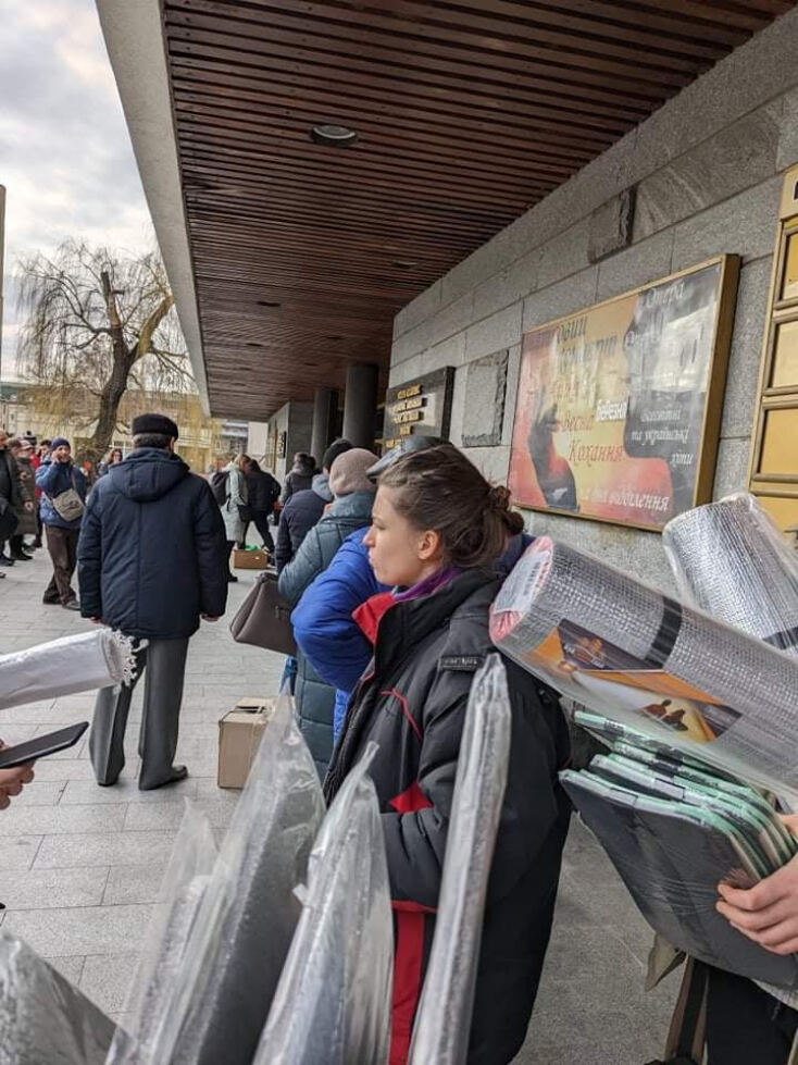 Γυναίκα στην Ουκρανία σε ουρά εθελοντών που αγοράζουν ιατρικό υλικό για τον στρατό στο Λουτσκ
