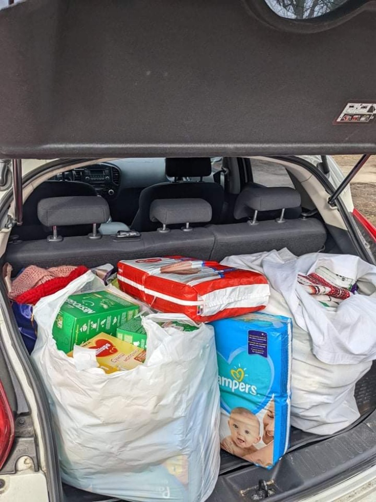 Τρόφιμα και είδη πρώτης ανάγκης σε πορτ μπαγκάζ αυτοκινήτου