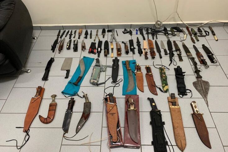 Μέρος του... οπλοστασίου που βρέθηκε σε σπίτια και αποθήκες στη Σύρο