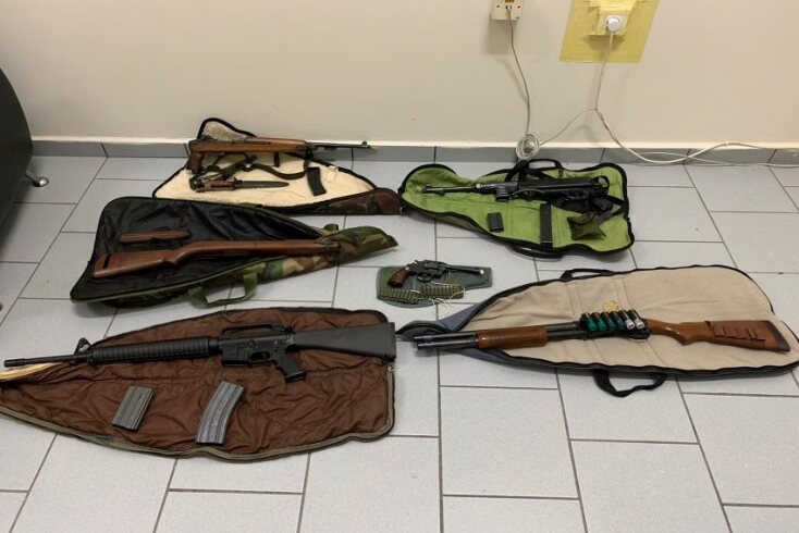 Μέρος του... οπλοστασίου που βρέθηκε σε σπίτια και αποθήκες στη Σύρο