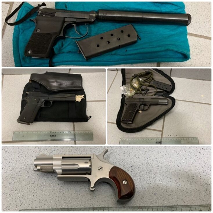 Μέρος του... οπλοστασίου που βρέθηκε σε σπίτια και αποθήκες στη Σύρο