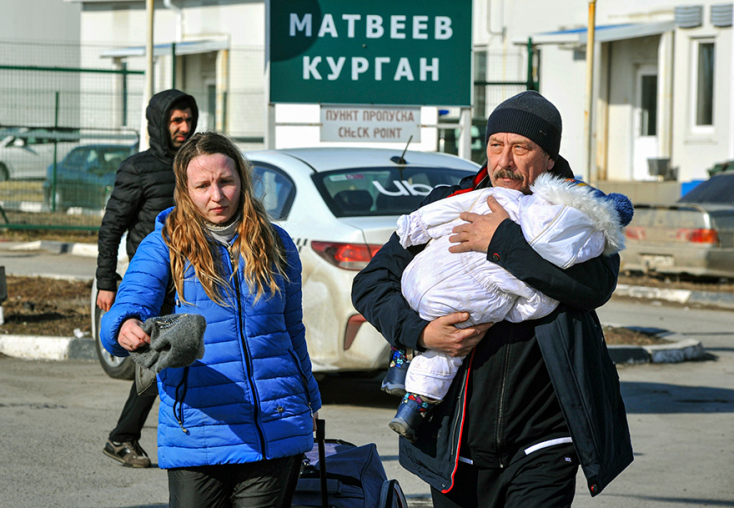 Πολίτες που εκκενώνουν την περιοχή του Ντονέτσκ