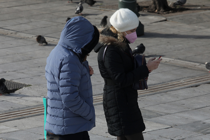 Πολίτες με μάσκα στο κέντρο της Αθήνας