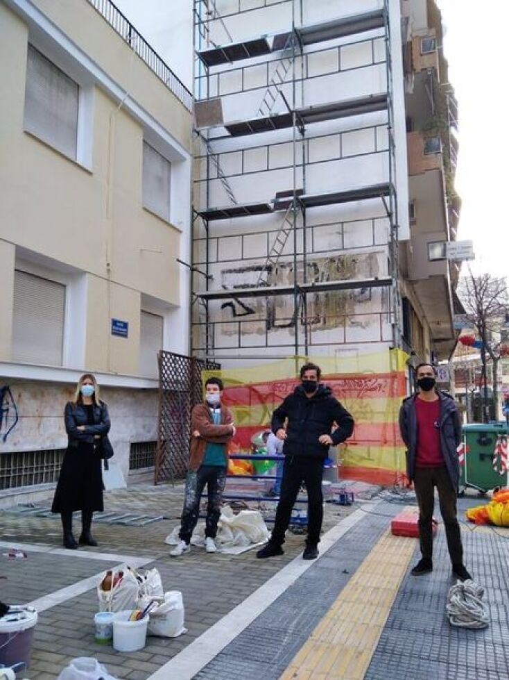 Τα μέλη του Πολιτιστικού Συλλόγου Φίλων Μουσικής Ennio Morricone Ελλάδος και ο street artist Pupet