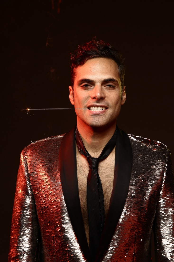 Ο ηθοποιός και τραγουδιστής Γιώργος Παπαγεωργίου δαγκώνει χριστουγεννιάτικο πυροτέχνημα