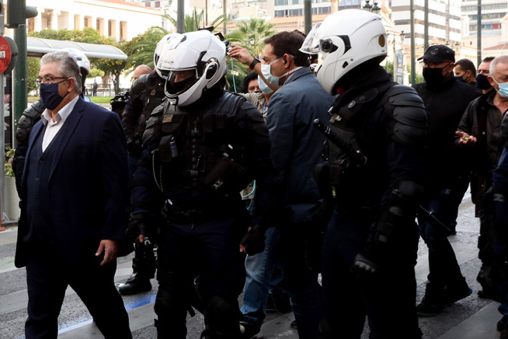 ΕΠΕΤΕΙΟΣ ΠΟΛΥΤΕΧΝΕΙΟΥ -ΣΥΓΚΕΝΤΡΩΣΗ ΚΚΕ--Ο Γ.Γ ΔΗΜ κΟΥΤΣΟΥΜΠΑΣ ΕΝ ΜΕΣΩ ΑΣΤΥΝΟΜΙΚΟΥ ΚΛΟΙΟΥ 