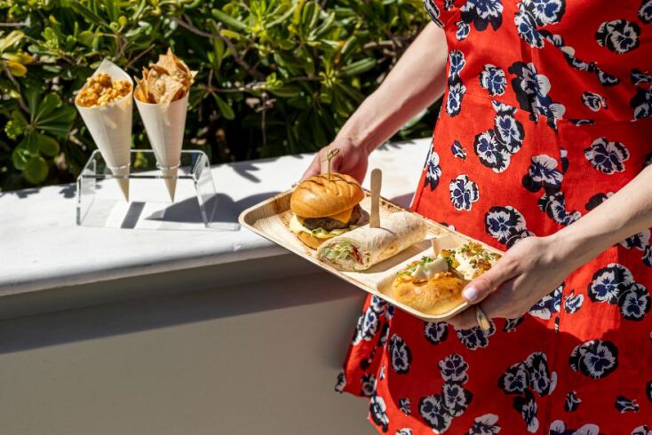 Cheeseburger με μπιφτέκι από μοσχάρι Black Angus, τσένταρ και σάλτσα μαγιονέζα-μουστάρδα