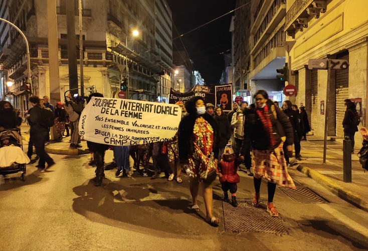 Πορεία για την Παγκόσμια Ημέρα της Γυναίκας στο Σύνταγμα - Γυναίκες και άντρες με πανό στα χέρια