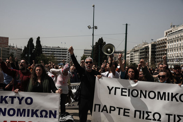 Μέλη των ΓΣΕΕ ΚΑΙ ΑΔΕΔΥ διαδηλώνουν στο Σύνταγμα για την ακρίβεια και τους χαμηλούς μισθούς