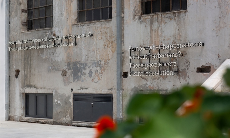 Glen Ligon, Waiting for the barbarians, από την έκθεση Portals / Πύλη του ΝΕΟΝ στο πρώην Δημόσιο Καπνεργοστάσιο