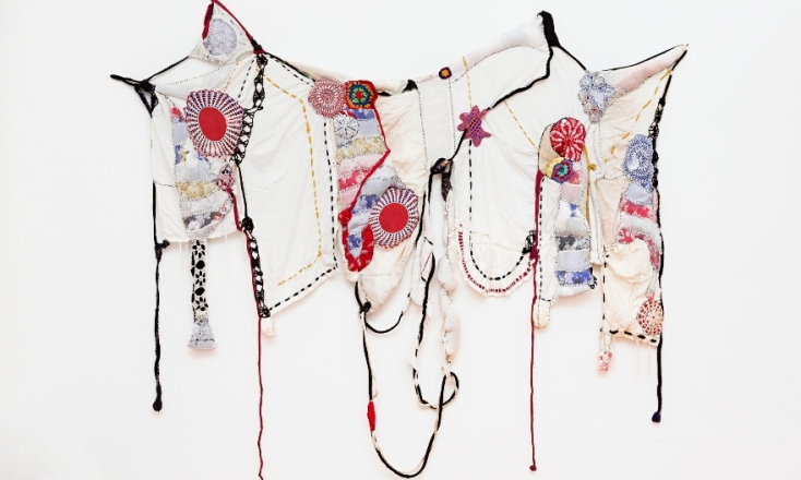 Έργο της Sonia Gomes από την έκθεση «Portals | Πύλη» του Οργανισμού ΝΕΟΝ