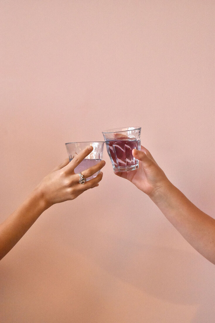 Χέρια τσουγκρίζουν ποτήρια