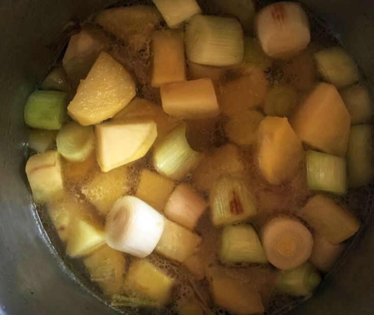 Πατάτες και πράσα βράζουν στην κατσαρόλα